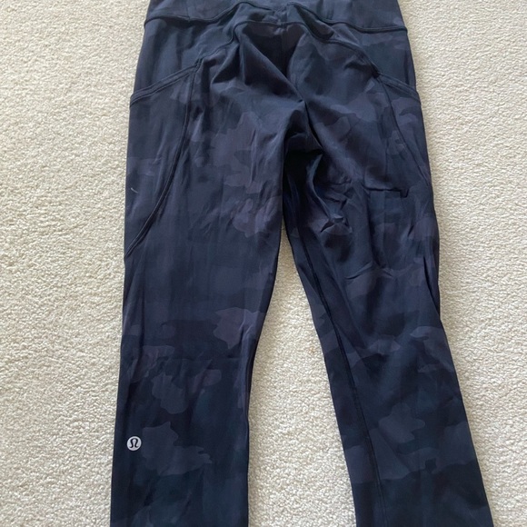 Lululemon Swift Speed Crop 21" size 6 in black camouflage, side pockets - Picture 4 of 7